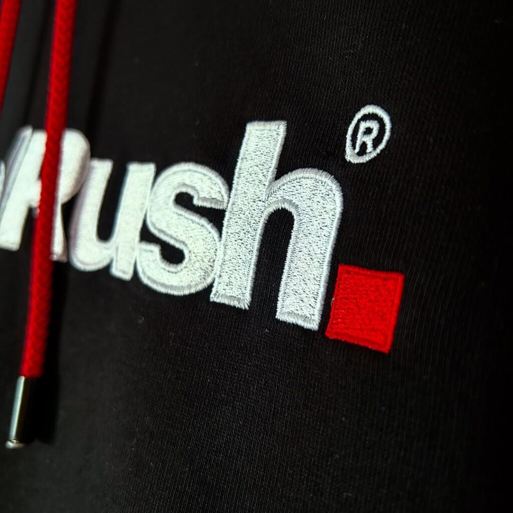 Haftowane logo RebelRush i sznurek z metalową końcówką