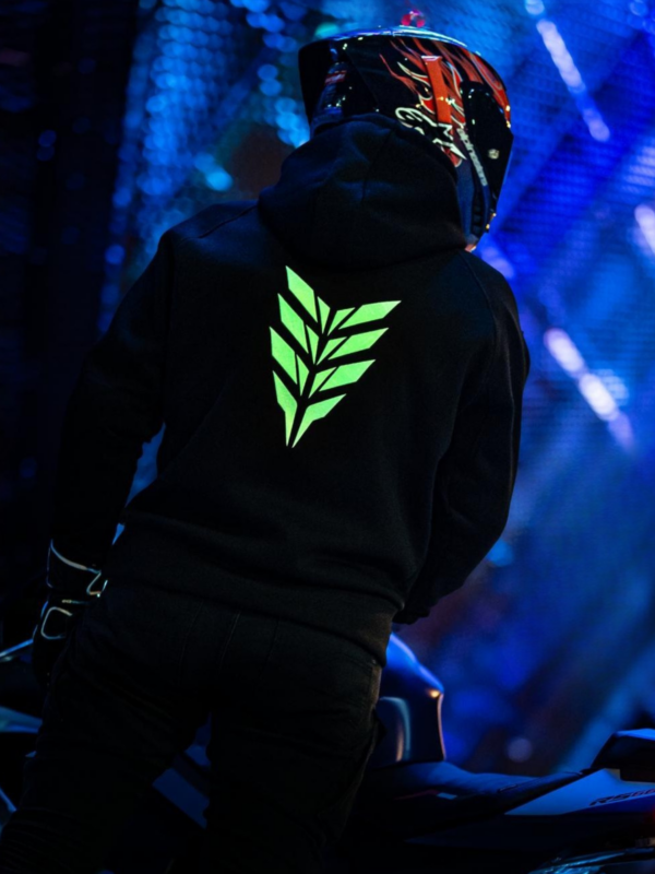RebelRush NightGlow Blueprint Hoodie 2.0 — widok boczny, kieszeń SafePocket