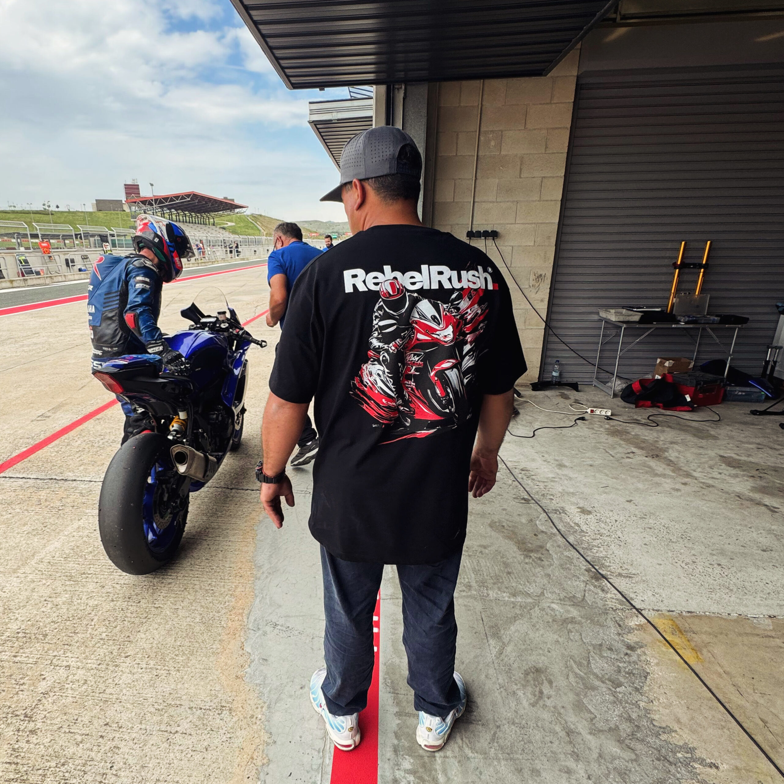 RebelRush — rider w bluzie moto-lifestyle, streetwear dla motocyklistów