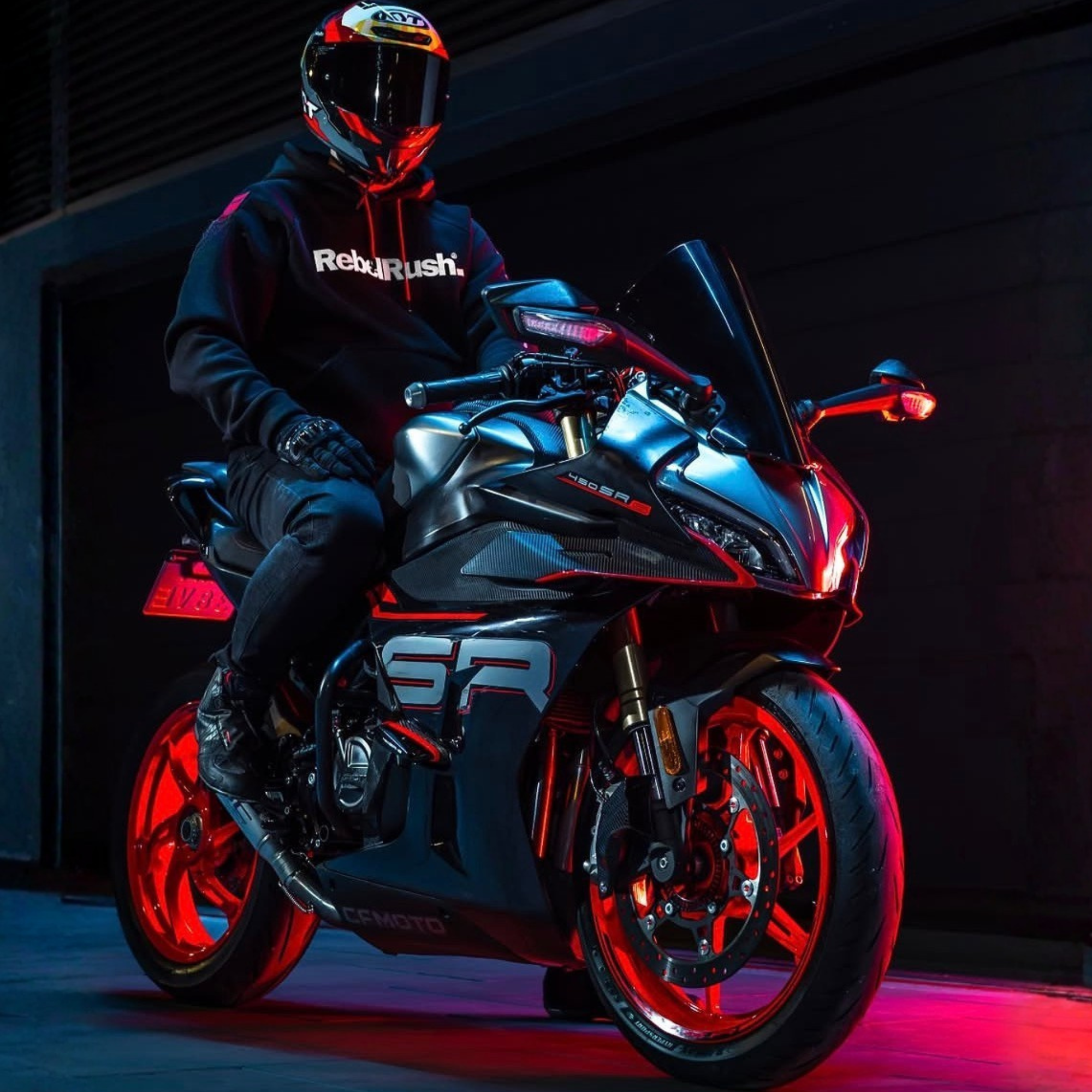 RebelRush NightGlow™ Hoodie 2.0 Classic — efekt świecenia haftu w ciemności NightGlow