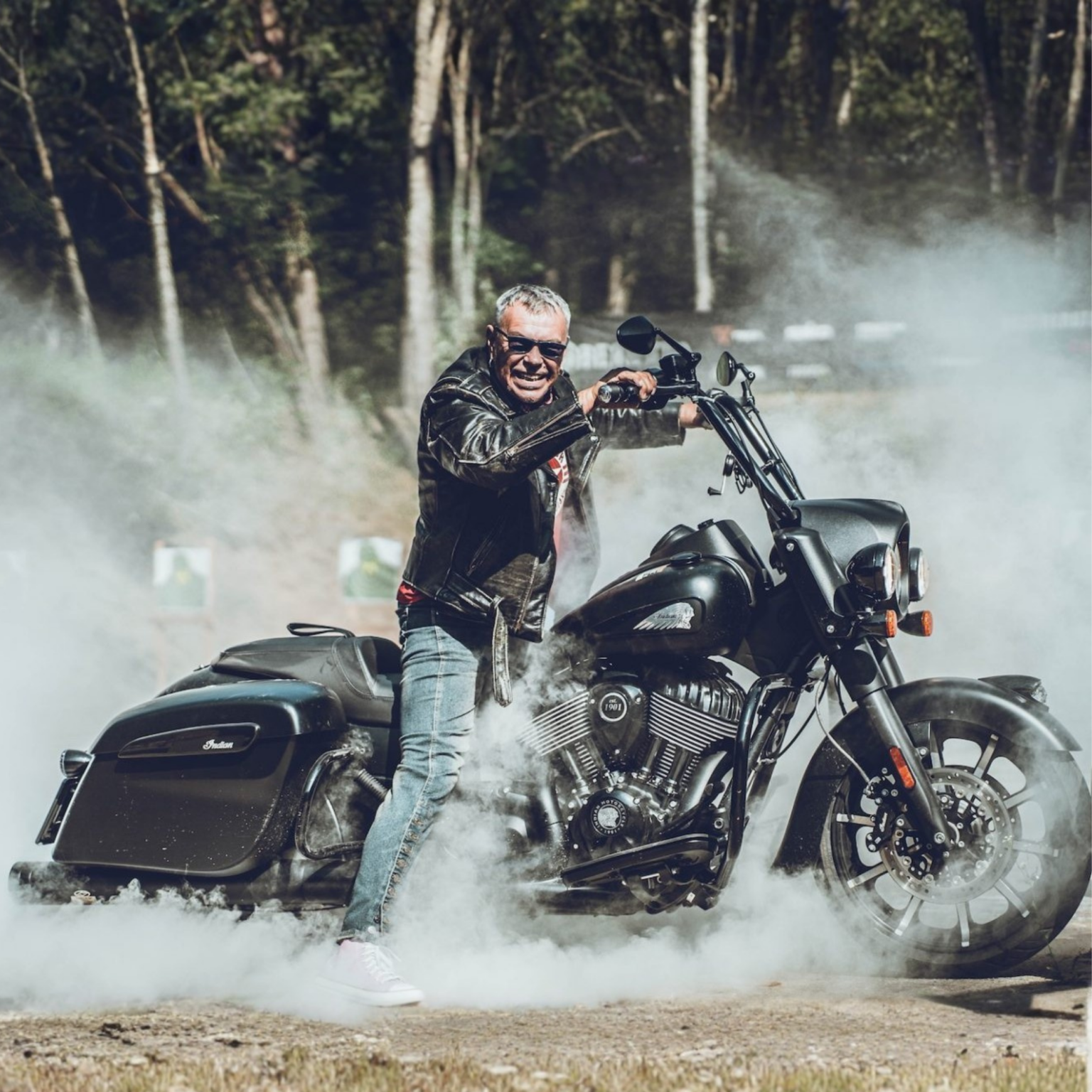 Jan Kwilman na motocyklu w kłębach dymu