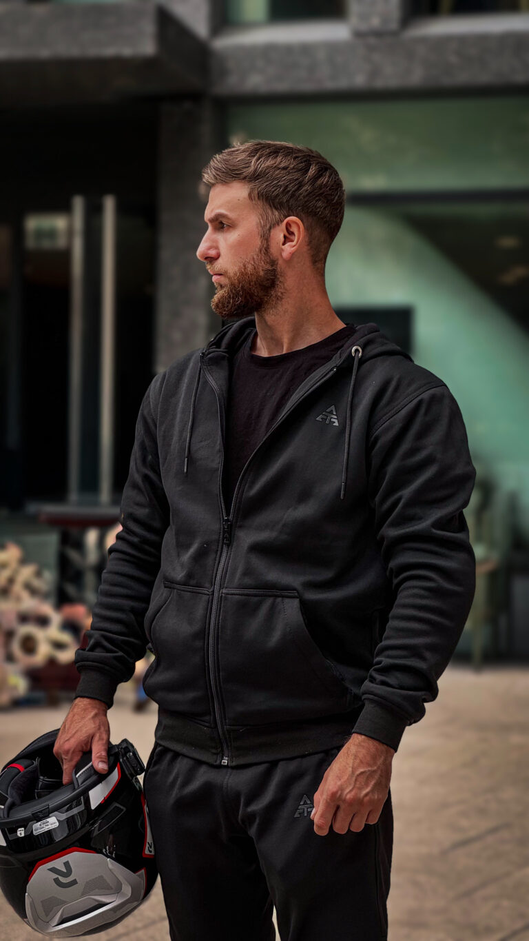 Model w bluzie Victor Beast — męska bluza motocyklowa na zamek z ochraniaczami barków i łokci