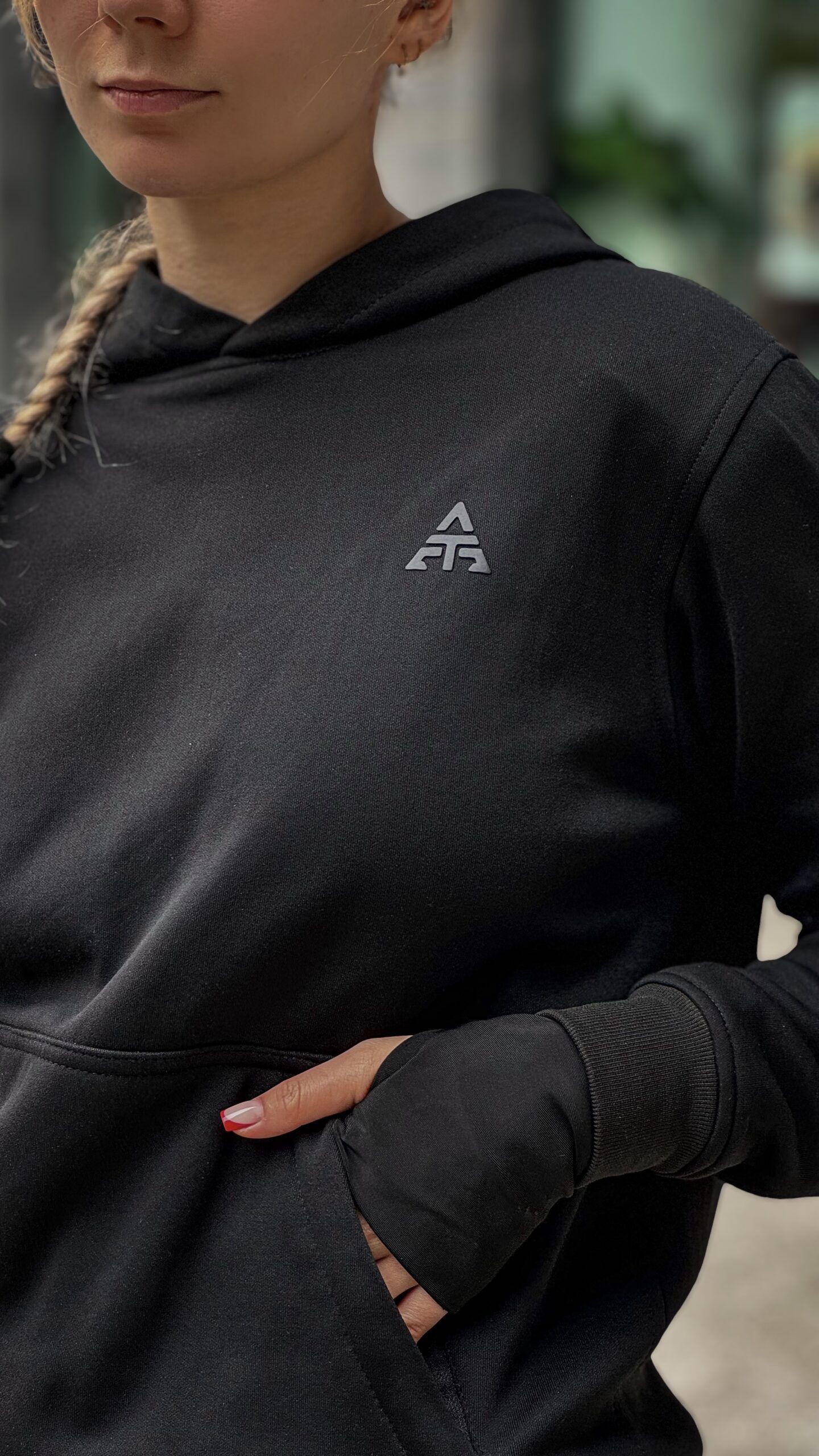 Ivy Burn z bliska — logo i kieszeń